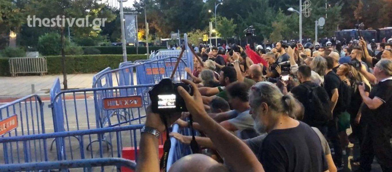 Θεσσαλονίκη: Διαδηλωτές επιχείρησαν να σπάσουν τον φραγμό του Βελλιδείου
